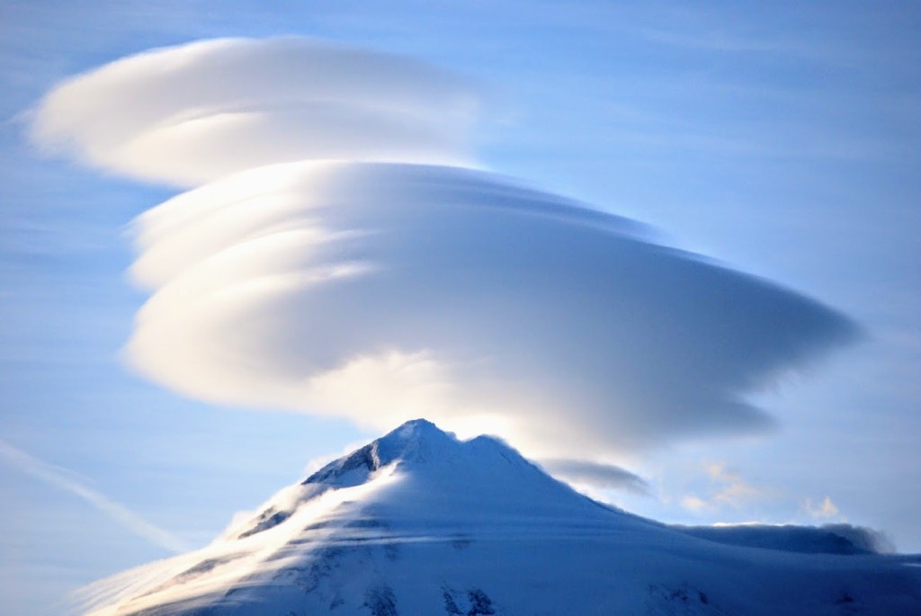 不思議な笠雲をかぶったマウントシャスタ