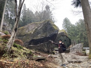 雨の巨石
